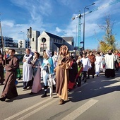 ▲	„Świętych kocham i szanuję, ich uczynki naśladuję” – takie hasło towarzyszyło pochodowi, który 30 października po raz drugi przeszedł ulicami parafii św. Rity z Cascii.