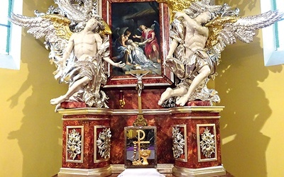 W ołtarzu po konserwacji widnieje współczesny wizerunek patronki.
