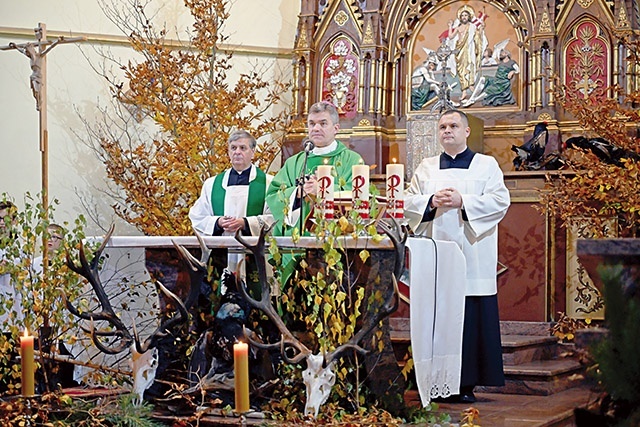 ▲	W kościele nie zabrakło charakterystycznej myśliwskiej symboliki oraz dekoracji.