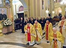 	Portret nad chrzcielnicą, przy której został włączony do Kościoła. 