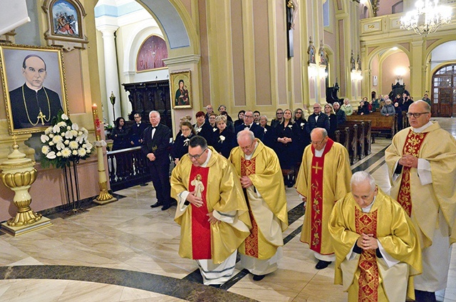 	Portret nad chrzcielnicą, przy której został włączony do Kościoła. 