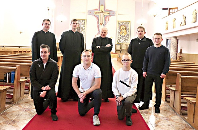 	W kaplicy seminaryjnej. Stoją  od lewej: Filip Wincewicz, Marcin Dębowski, ks. Marek Adamczyk, Tomasz Walasik  i Szymon Malborski.  W pierwszym rzędzie alumni pierwszego roku  (od lewej): Mikołaj Operacz, Maciej Pachucy, Jakub Gawryś.