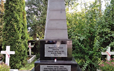 	Monument  na cmentarzyku  przy kościele parafialnym pw. Zesłania  Ducha Świętego  w Maniewiczach.