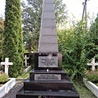 	Monument  na cmentarzyku  przy kościele parafialnym pw. Zesłania  Ducha Świętego  w Maniewiczach.