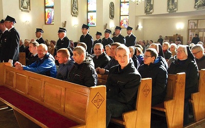 	Mieszkańcy DPS podczas obchodów jubileuszu parafii Chrystusa Dobrego Pasterza w Tarnobrzegu.