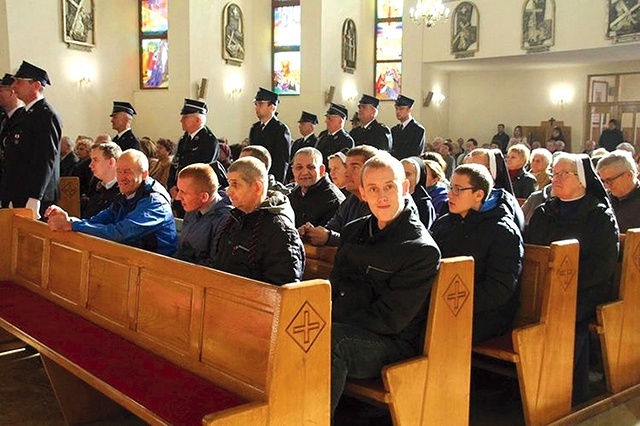 	Mieszkańcy DPS podczas obchodów jubileuszu parafii Chrystusa Dobrego Pasterza w Tarnobrzegu.