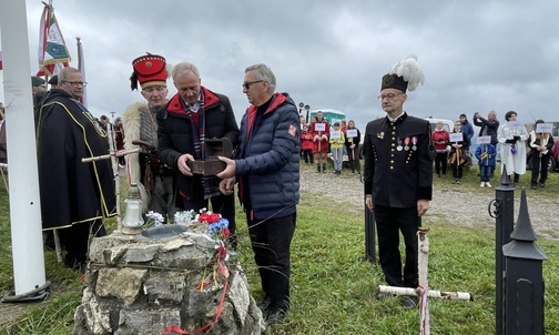 Do Kurhanu Pamięci trafiła ziemia z miejsc związanych z bohaterami naszej historii.