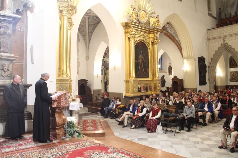 Tarnów. Pielgrzymka flisaków do katedry