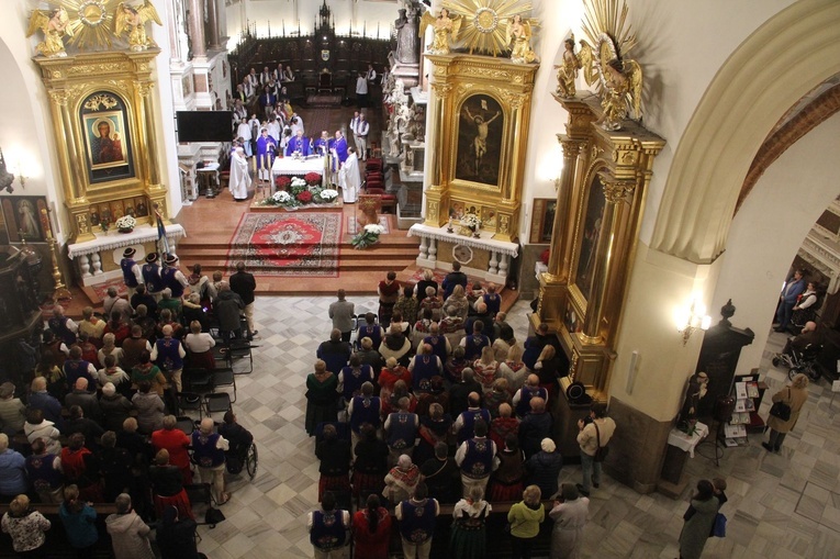 Tarnów. Pielgrzymka flisaków do katedry