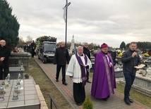 Bp. Kiciński prowadzący kondukt żałobny.