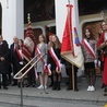 Po zakończonej Eucharystii przed kościołem Bogusław Stańczuk, główny organizator uroczystości, (trzeci od lewej) i Adam Kiwacki (czwarty od lewej).