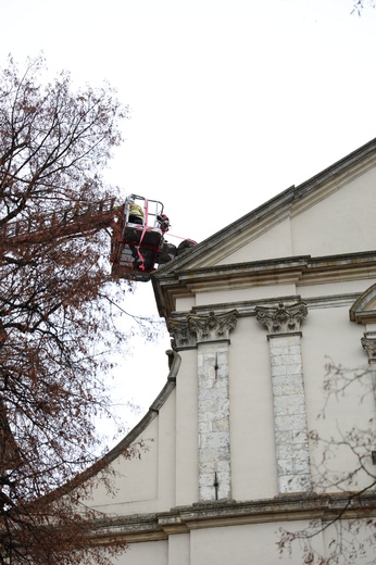 Demontaż uszkodzonej sterczyny