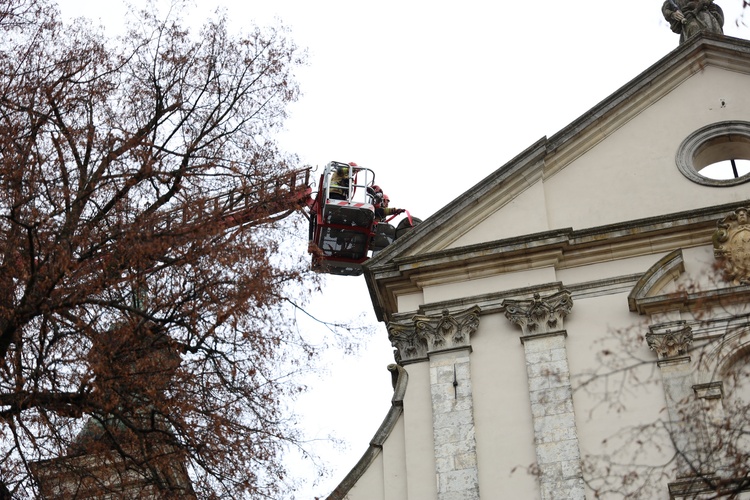 Demontaż uszkodzonej sterczyny