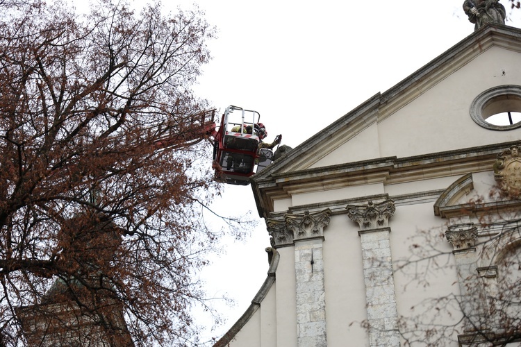 Demontaż uszkodzonej sterczyny