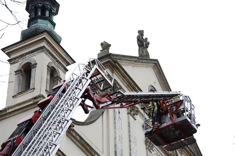 Demontaż uszkodzonej sterczyny