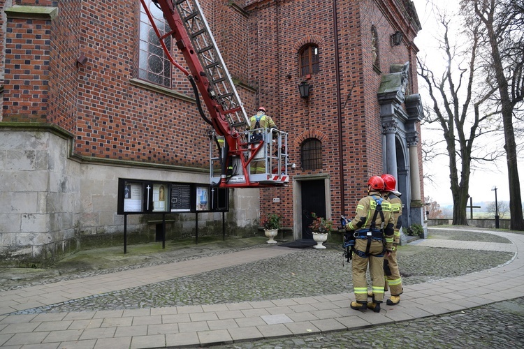 Demontaż uszkodzonej sterczyny