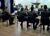 Muzycy ćwiczą pod batutą st. chor. sztab. Tomasza Chwalińskiego.