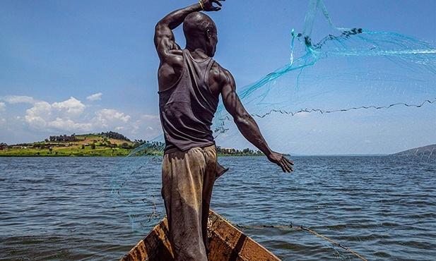 40-letni rybak Jowali Kitagenda zarzucający sieć w fale Nilu.
7.10.2022 Nil, Uganda