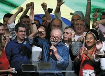 Lula da Silva świętuje wyborcze zwycięstwo.