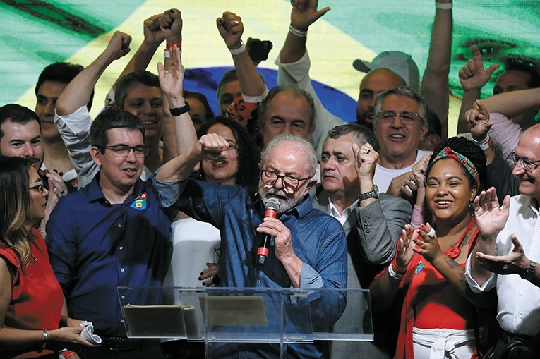 Lula da Silva świętuje wyborcze zwycięstwo.