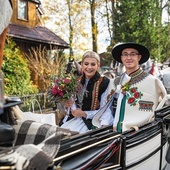 Państwo młodzi Justyna i Mateusz jadą do ślubu bryczką zwaną lańdą.