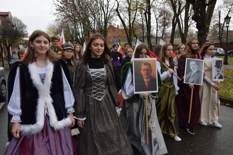 Część uczniow założyła stroje z epoki.