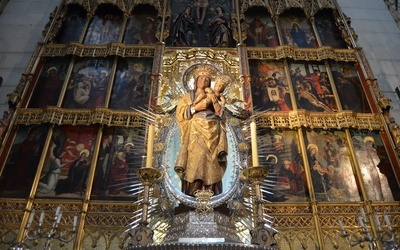 Gdy odnaleźli figurę Maryi, obok niej paliły się dwie świece... od 400 lat