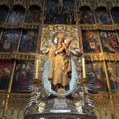 Gdy odnaleźli figurę Maryi, obok niej paliły się dwie świece... od 400 lat