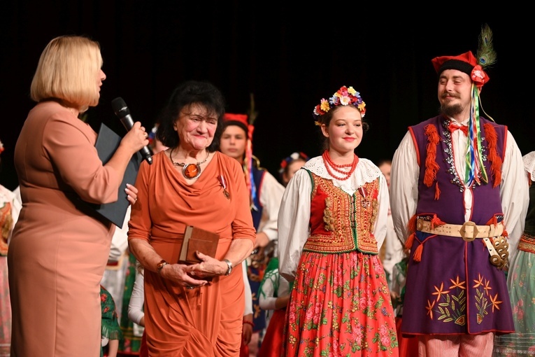 Świdnica. „Zasłużony Kulturze Gloria Artis” dla Marii Skiślewicz i Zespołu „Krąg”