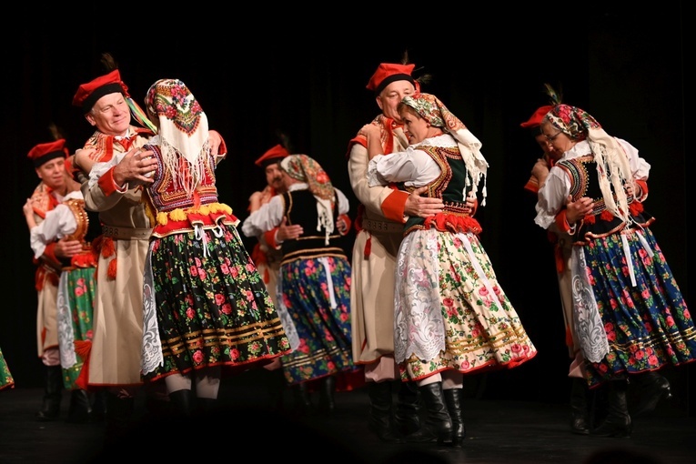 Świdnica. „Zasłużony Kulturze Gloria Artis” dla Marii Skiślewicz i Zespołu „Krąg”