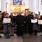 Wyróżnieni odznaczeniem "Pro Ecclesia et Populo" wraz z metropolitą gdańskim.