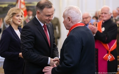 Moment wręczenia odznaczenia Czesławowi Nowakowi przez prezydenta RP Andrzeja Dudę.