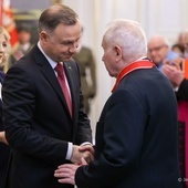 Moment wręczenia odznaczenia Czesławowi Nowakowi przez prezydenta RP Andrzeja Dudę.