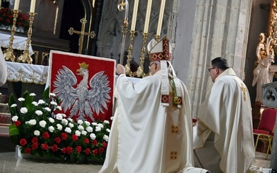 Biskup klękający przed ołtarzem strzegomskiej bazyliki.