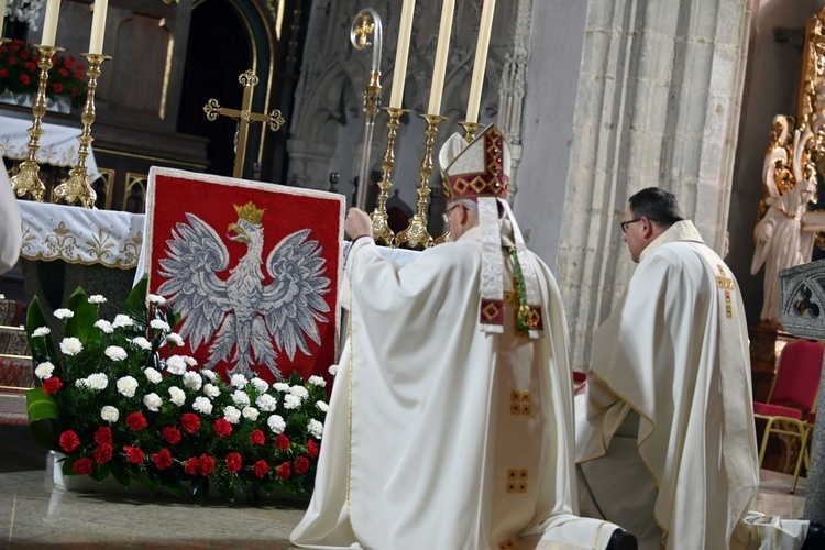 Biskup klękający przed ołtarzem strzegomskiej bazyliki.