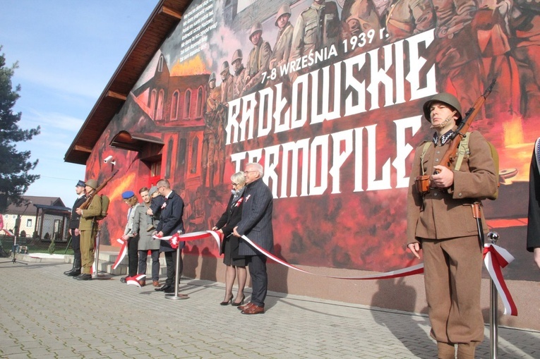 Radłów. Odsłonięcie muralu "Radłowskie Termopile"