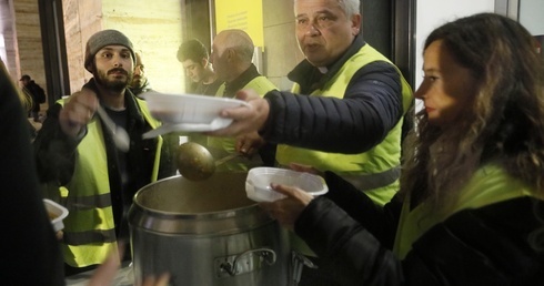 Kard. Krajewski: Światowy Dzień Ubogich zdejmuje bielmo z naszych oczu