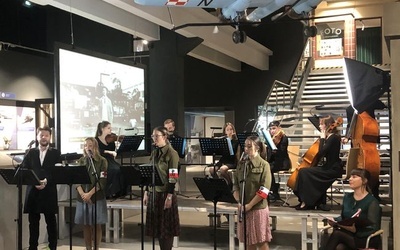 Wspólne śpiewanie patriotycznych pieśni w Muzeum COP.