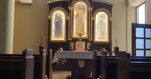 Kaplica w kościele pw. św. Jana Pawła II w Ciechanowie, gdzie dzień i noc będzie trwała adoracja Najświętszego Sakramentu.