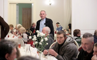 Ks. Mieczysław Puzewicz po raz kolejny zaprosił biednych do restauracji. 