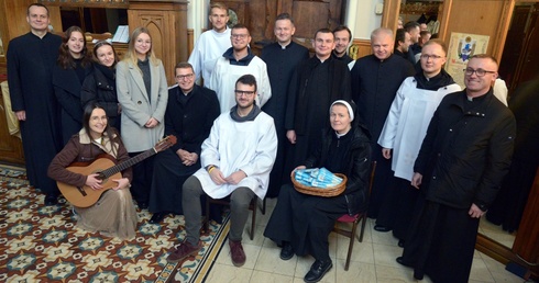 Schola, ministranci, siostra zakrystianka i duszpasterze z gośćmi z radomskiego domu studiów i formacji do kapłaństwa. 