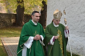 Ks. Marcin Mazur z bp. Markiem Mendykiem w czasie procesji wejścia.