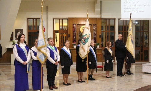 Parafialne poczty sztandarowe podczas jubileuszowej uroczystości.