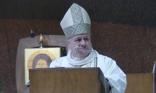 Bp Piotr Greger świętował razem z aleksandrowickimi parafianami i ich duszpastrzami jubileusz 40-lecia tutejszego kościoła.