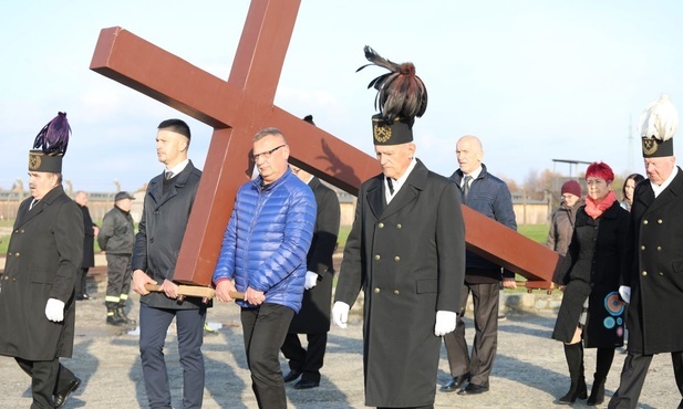 Krzyż w czasie nabożeństwa nieśli przedstawiciele samorządowców, grup modlitewnych, zawodowych, wspólnot zakonnych.