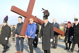 Krzyż w czasie nabożeństwa nieśli przedstawiciele samorządowców, grup modlitewnych, zawodowych, wspólnot zakonnych.