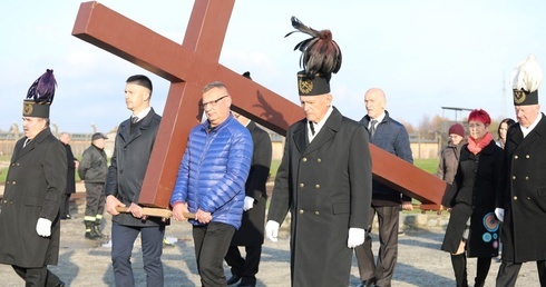 Krzyż w czasie nabożeństwa nieśli przedstawiciele samorządowców, grup modlitewnych, zawodowych, wspólnot zakonnych.