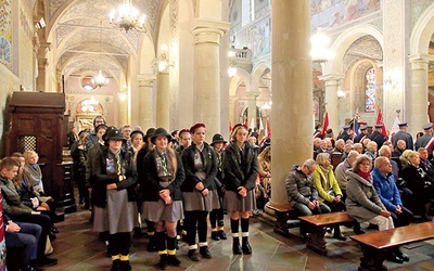 Podczas uroczystości patriotycznej licznie reprezentowane  były organizacje harcerskie.