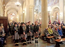 Podczas uroczystości patriotycznej licznie reprezentowane  były organizacje harcerskie.