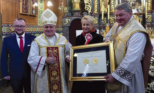 	Ks. proboszcz Szymon Czauderna z medalem Polonia Minor (P), a obok: Iwona Gibas, bp Piotr Greger i Łukasz Korczyk, sołtys miejscowości.